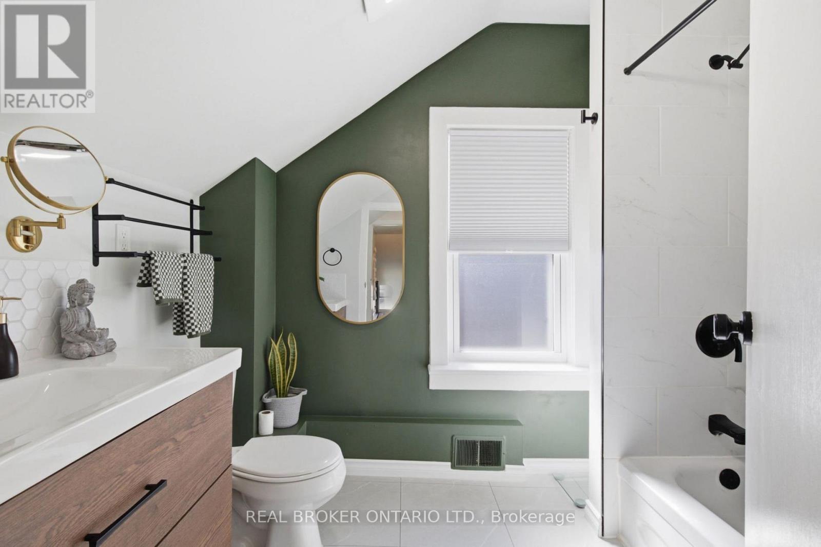 520 Elma Street W Property Photo 31