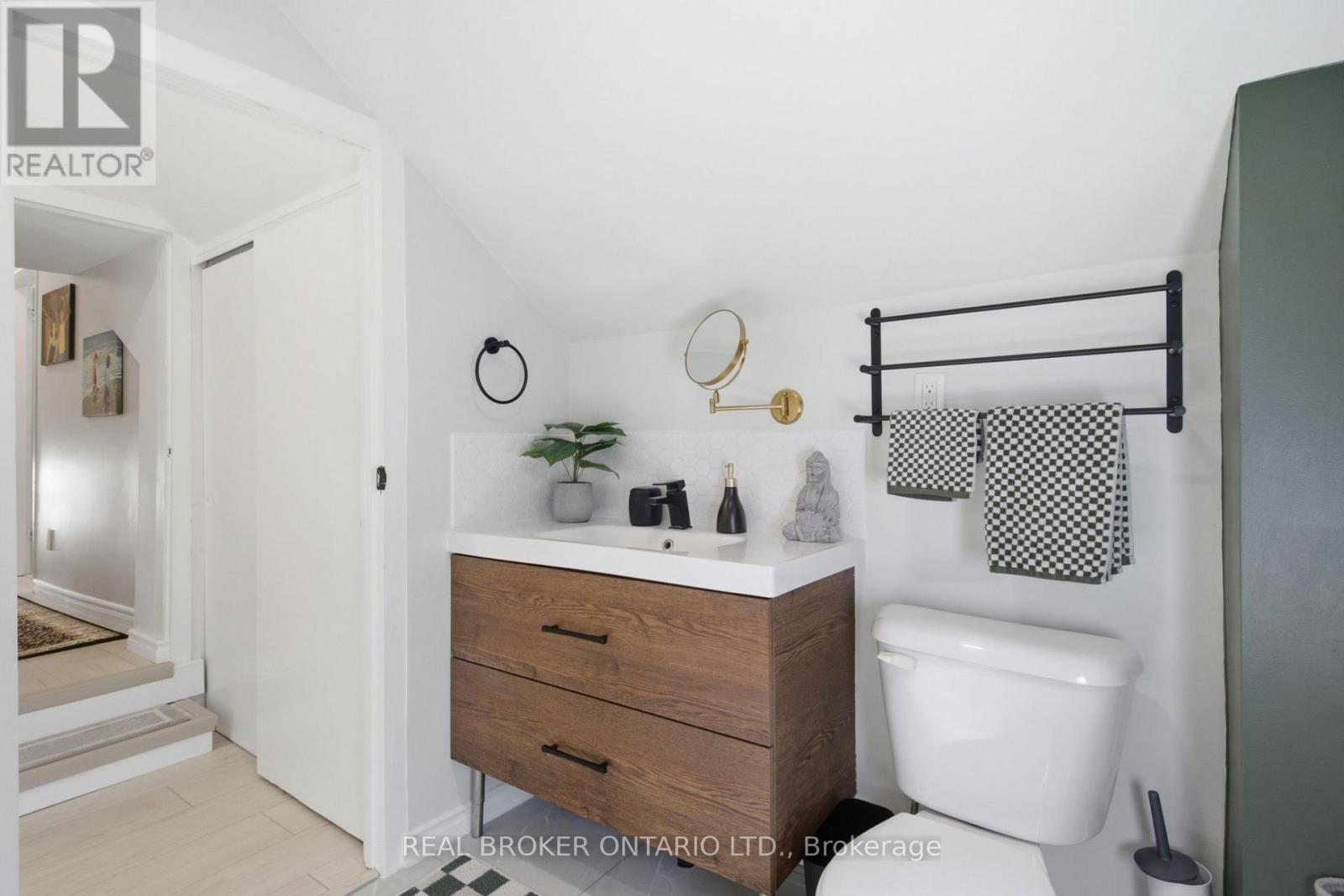 520 Elma Street W Property Photo 32