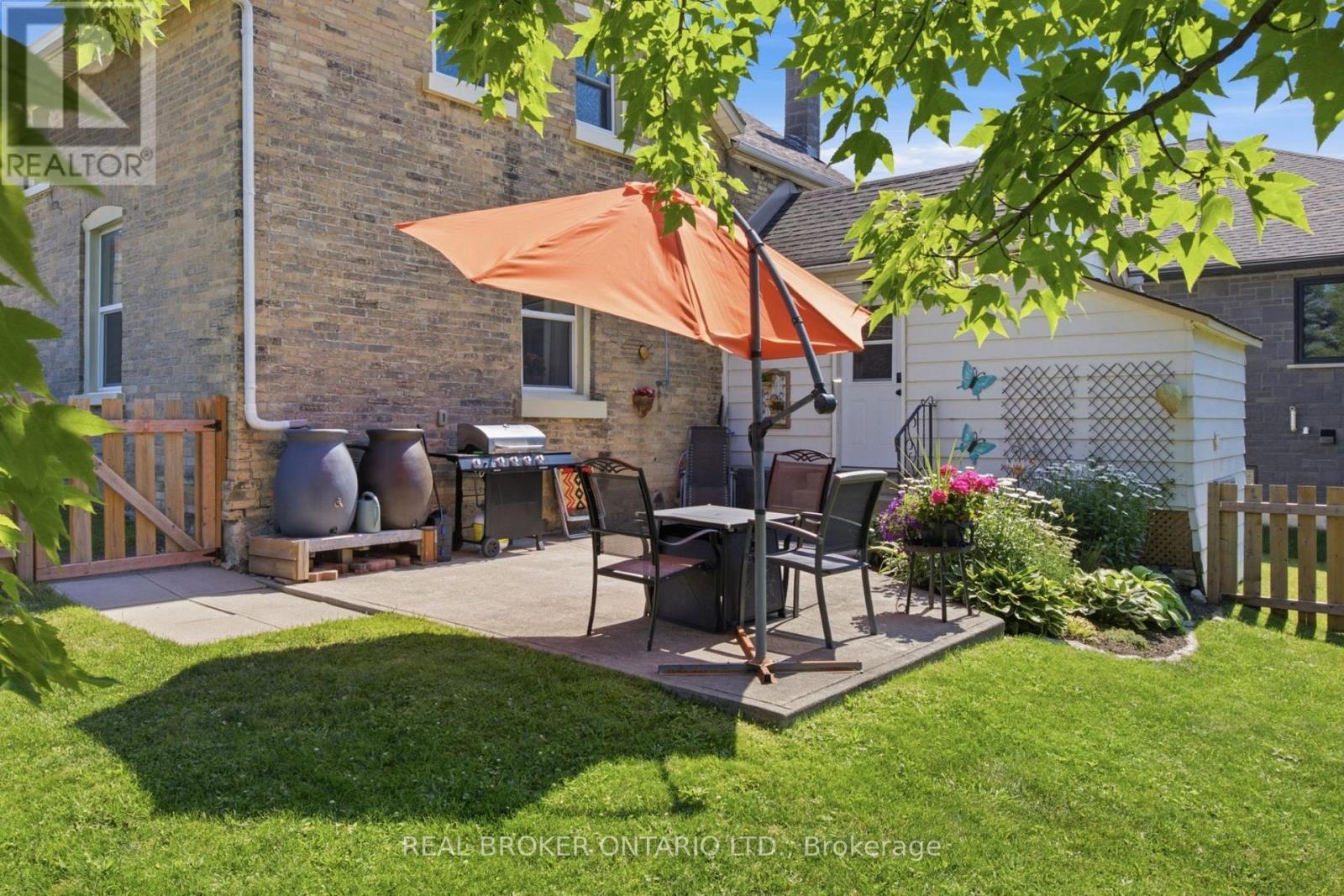 520 Elma Street W Property Photo 34