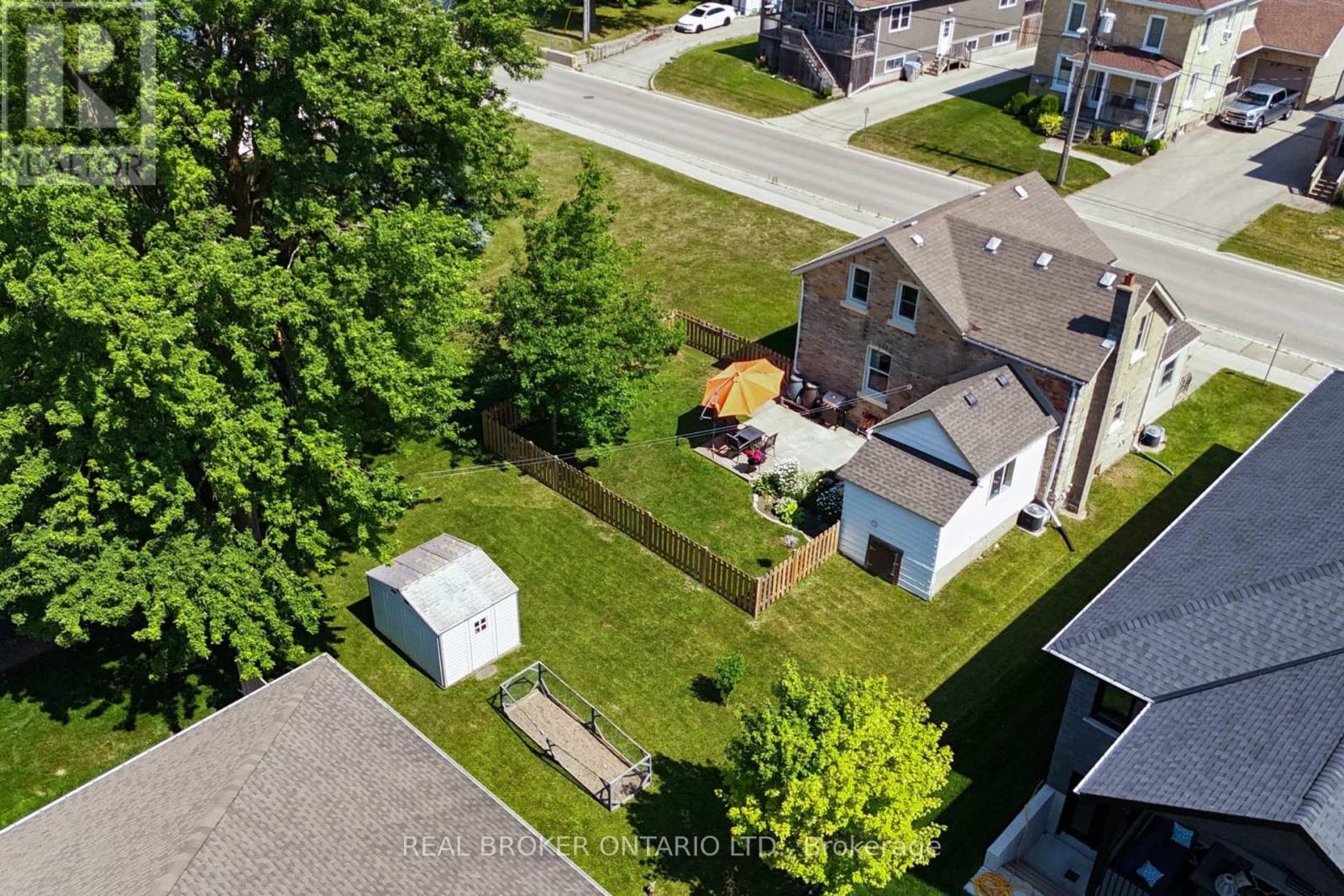 520 Elma Street W Property Photo 40