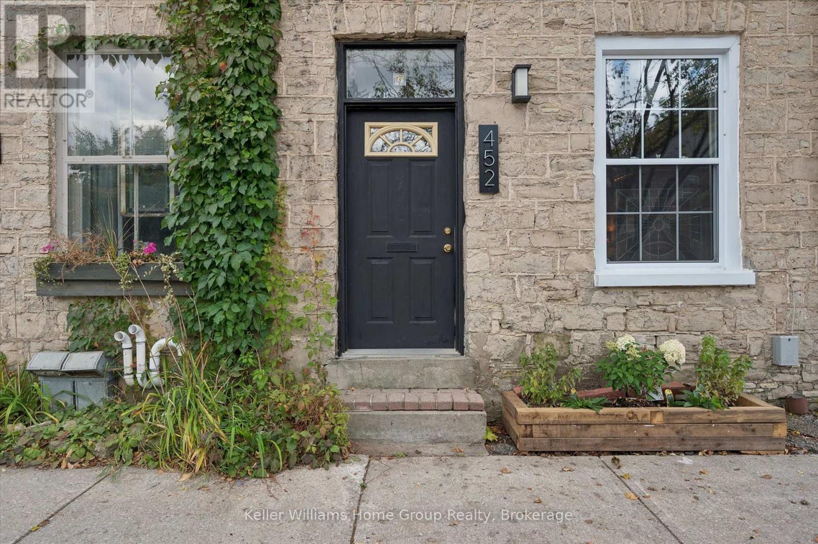 452 St Andrew Street W Property Photo 3