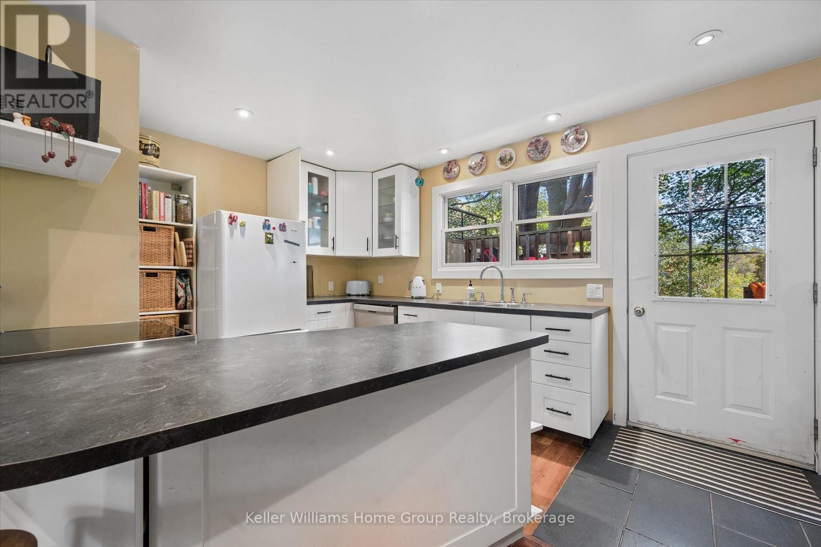 452 St Andrew Street W Property Photo 10