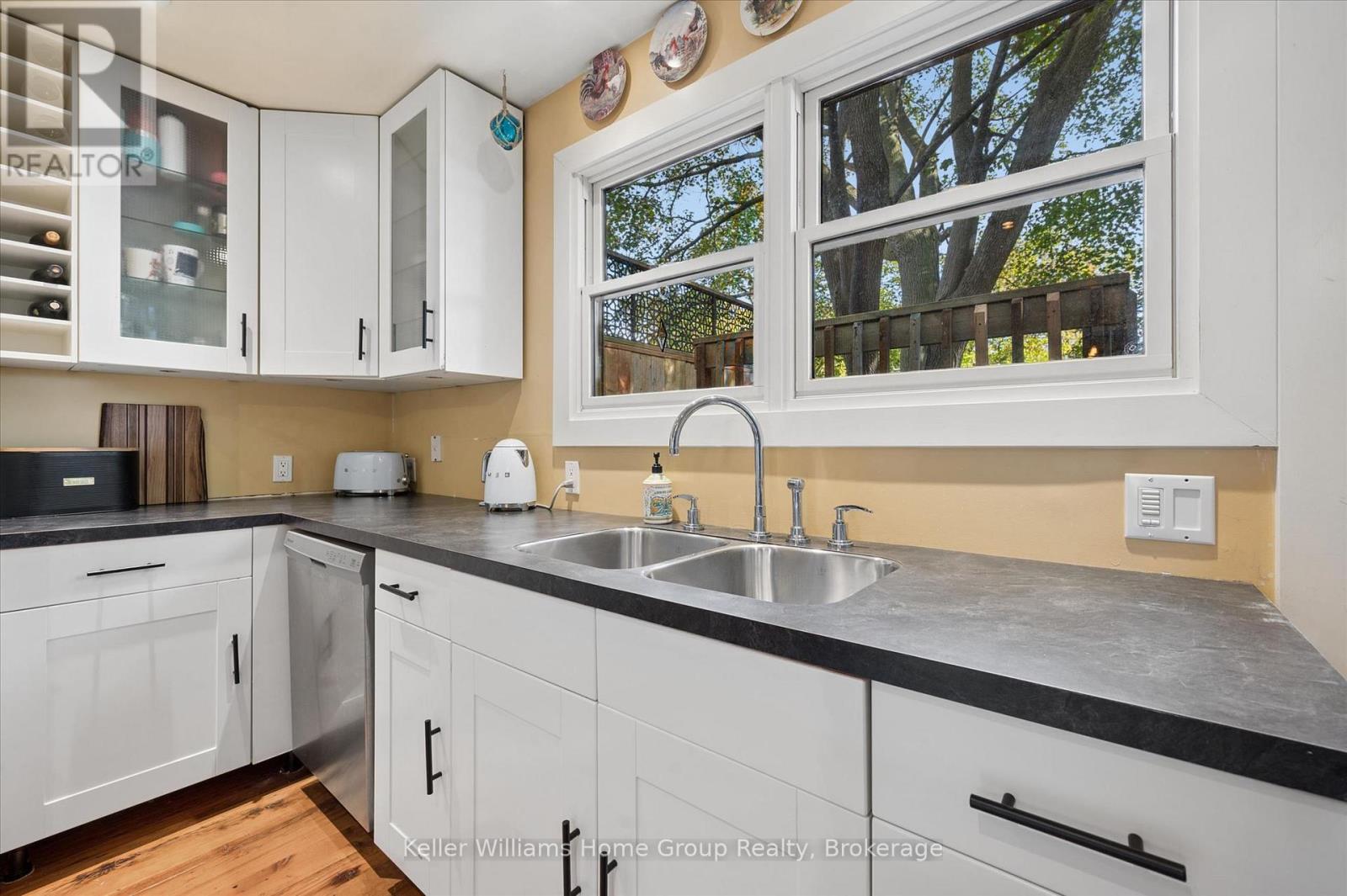452 St Andrew Street W Property Photo 11
