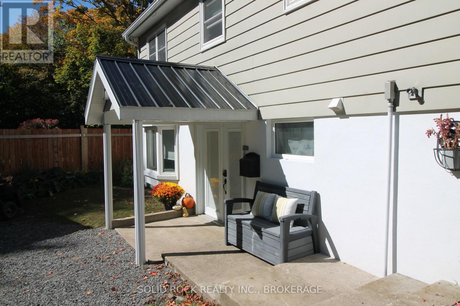 1127 Perry Lane Property Photo 2