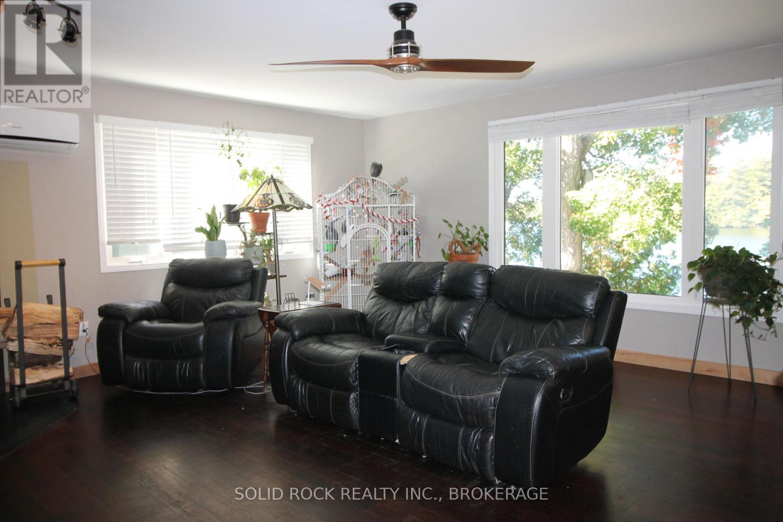 1127 Perry Lane Property Photo 5
