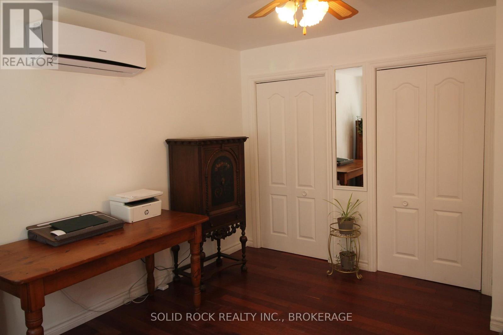 1127 Perry Lane Property Photo 7