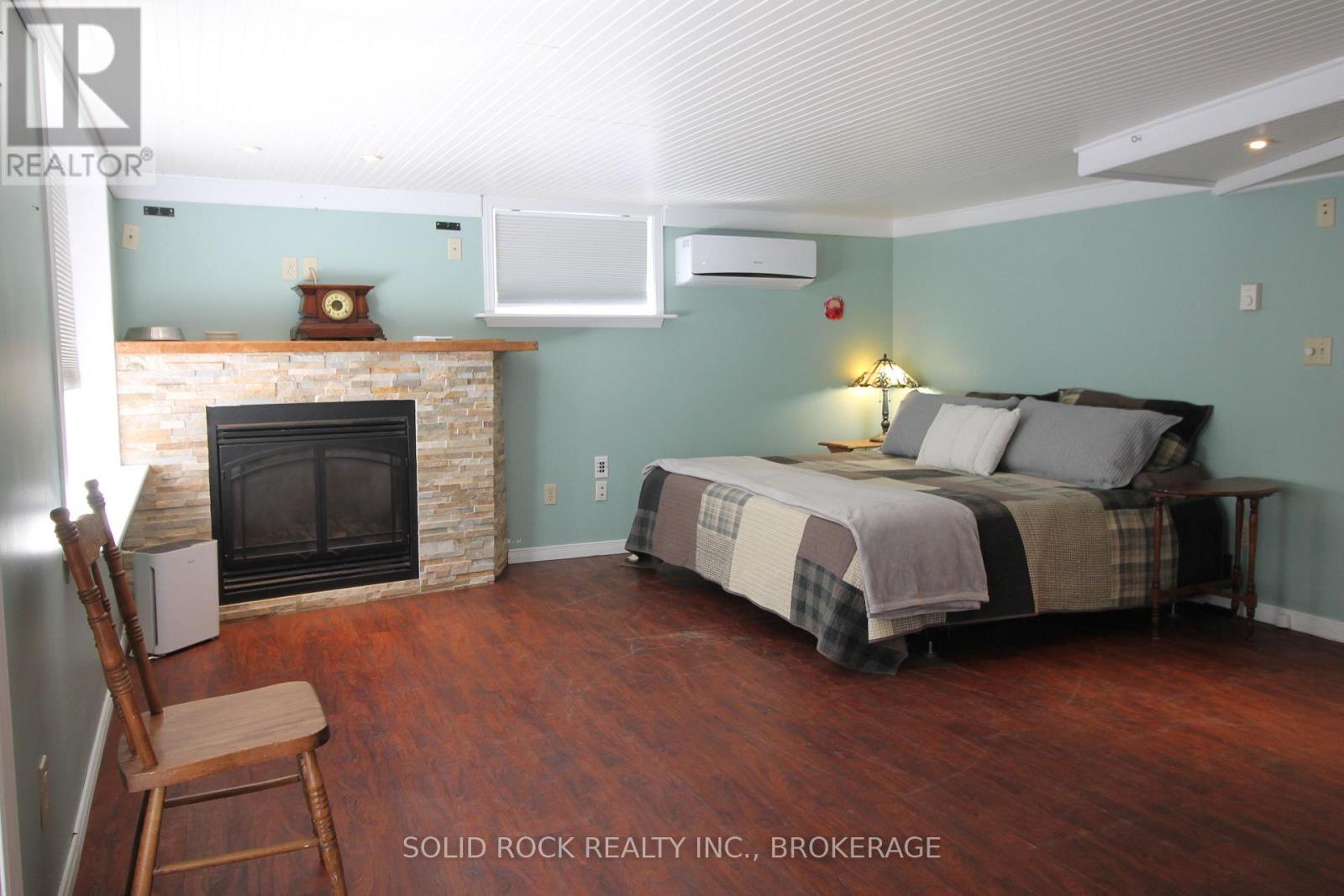 1127 Perry Lane Property Photo 13