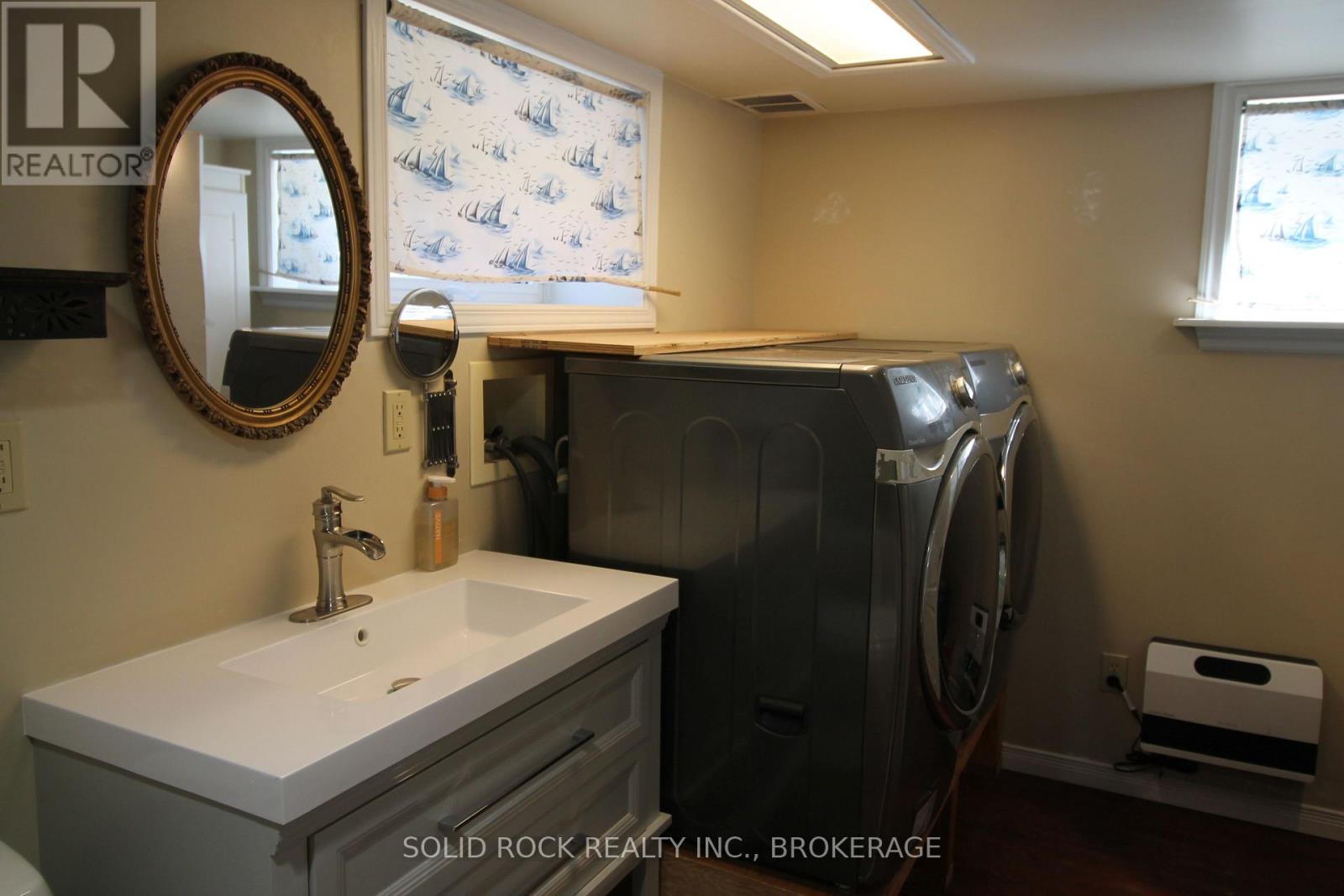 1127 Perry Lane Property Photo 17