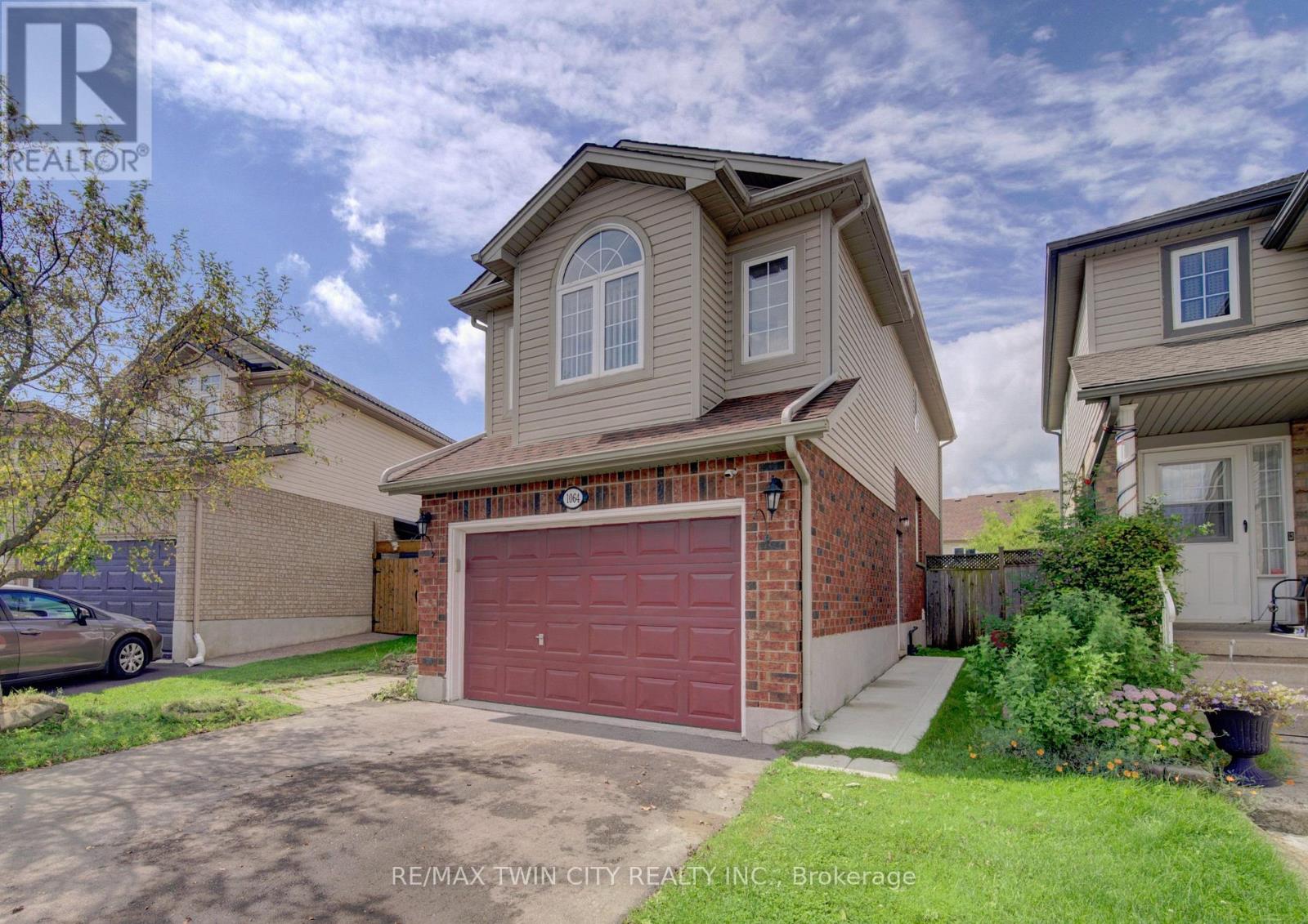1064 Copper Leaf Crescent Property Photo 2