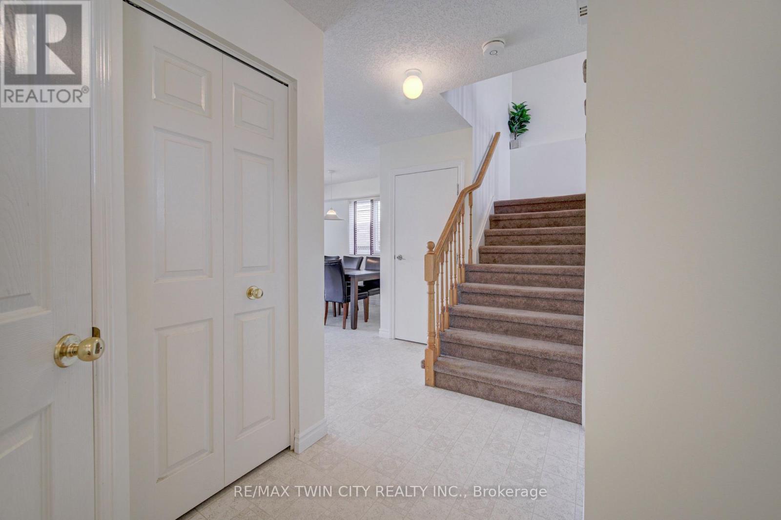 1064 Copper Leaf Crescent Property Photo 5