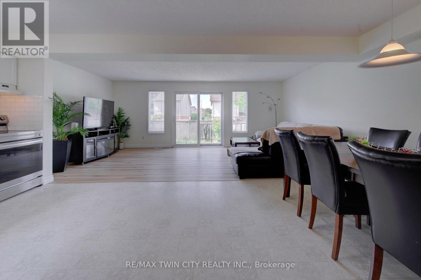 1064 Copper Leaf Crescent Property Photo 6