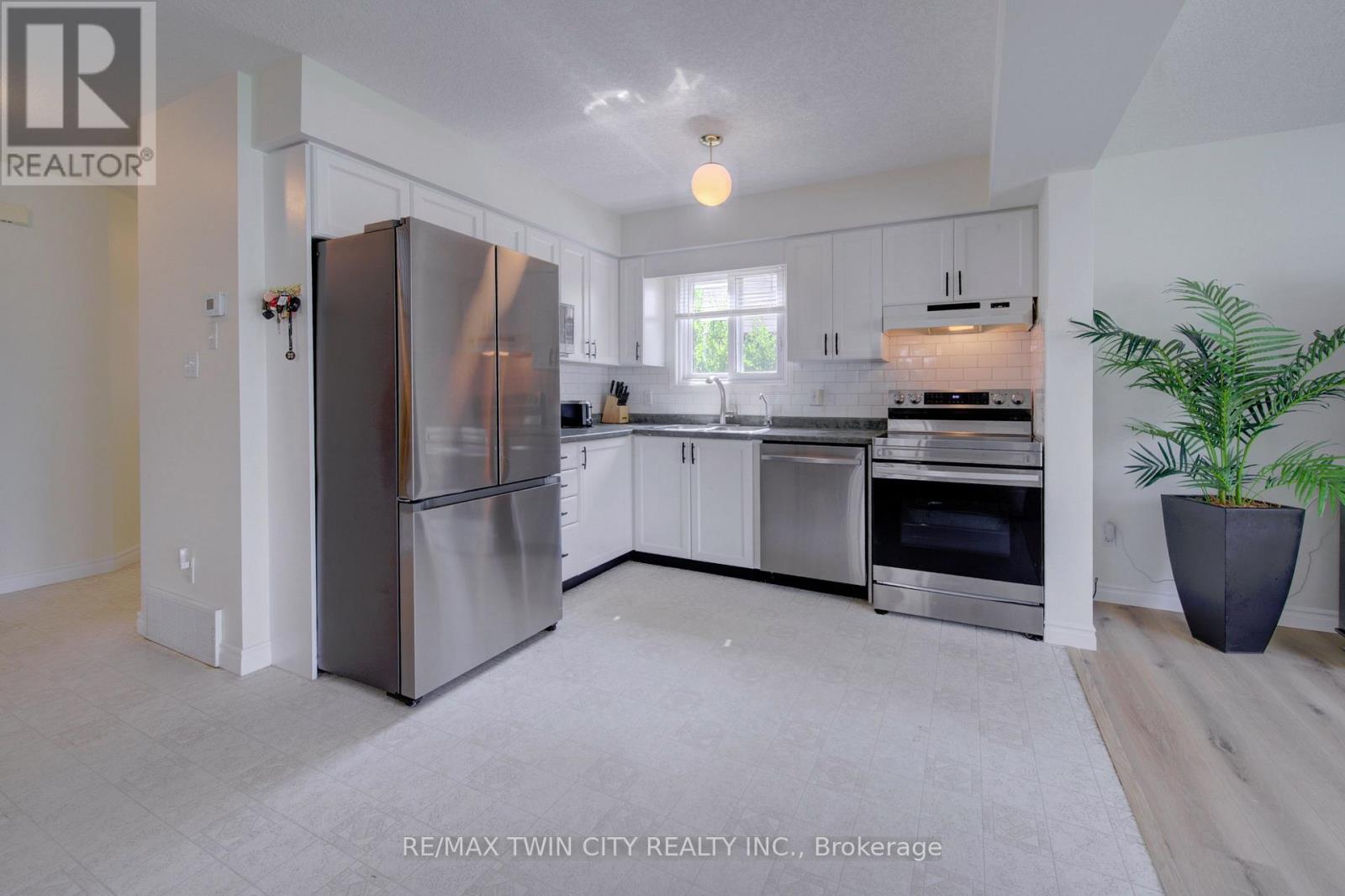 1064 Copper Leaf Crescent Property Photo 8