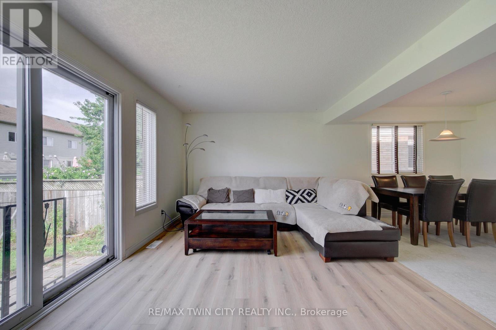 1064 Copper Leaf Crescent Property Photo 14