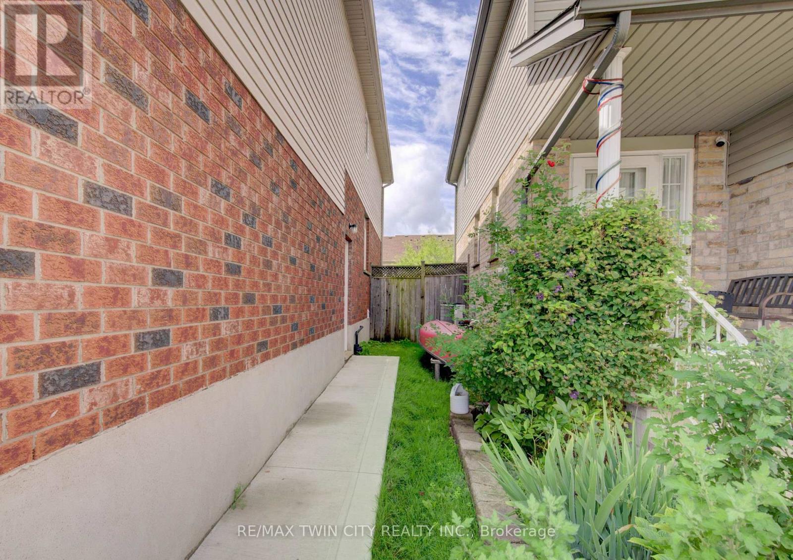 1064 Copper Leaf Crescent Property Photo 44