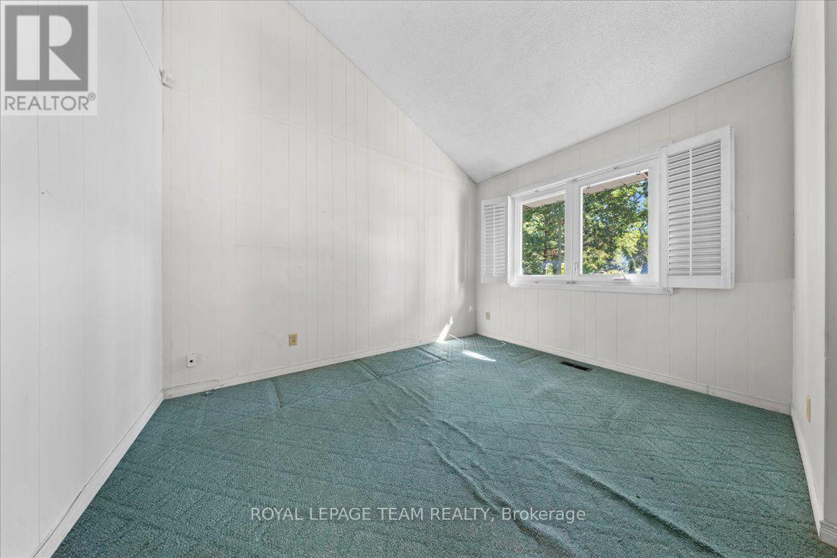 2000 Norway Crescent Property Photo 6