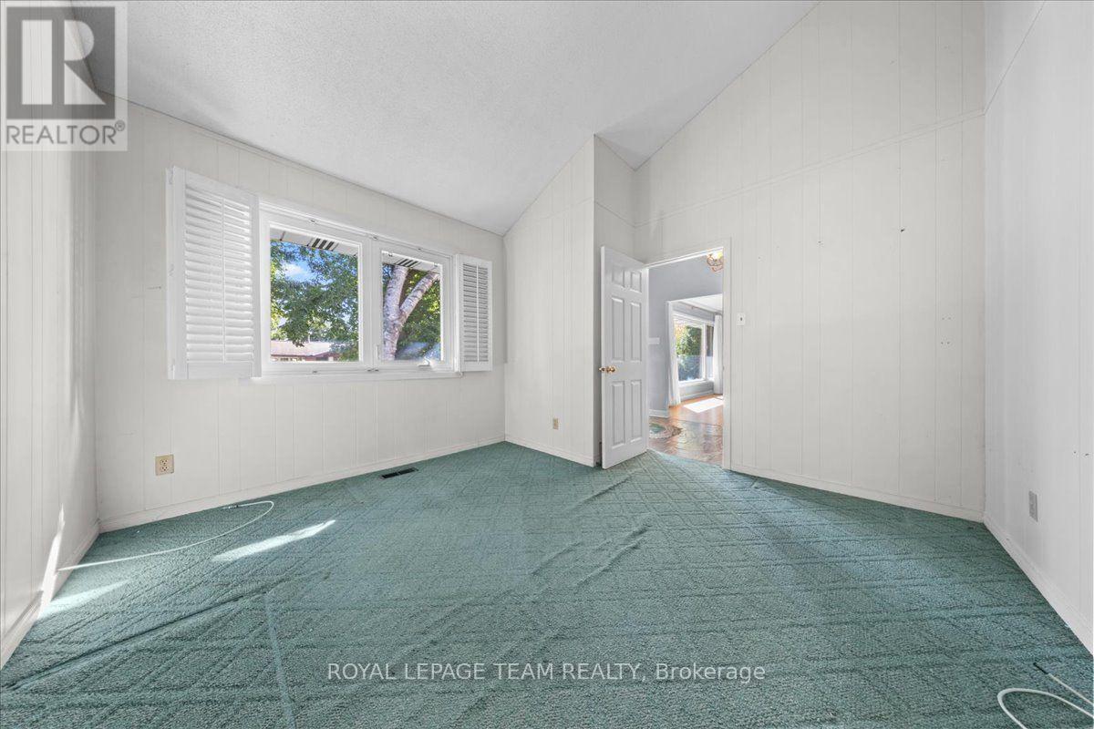 2000 Norway Crescent Property Photo 7