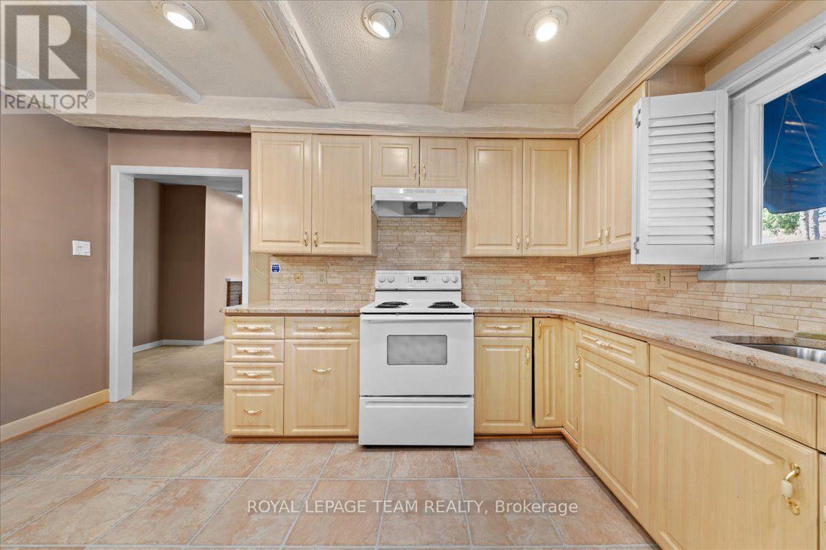 2000 Norway Crescent Property Photo 16
