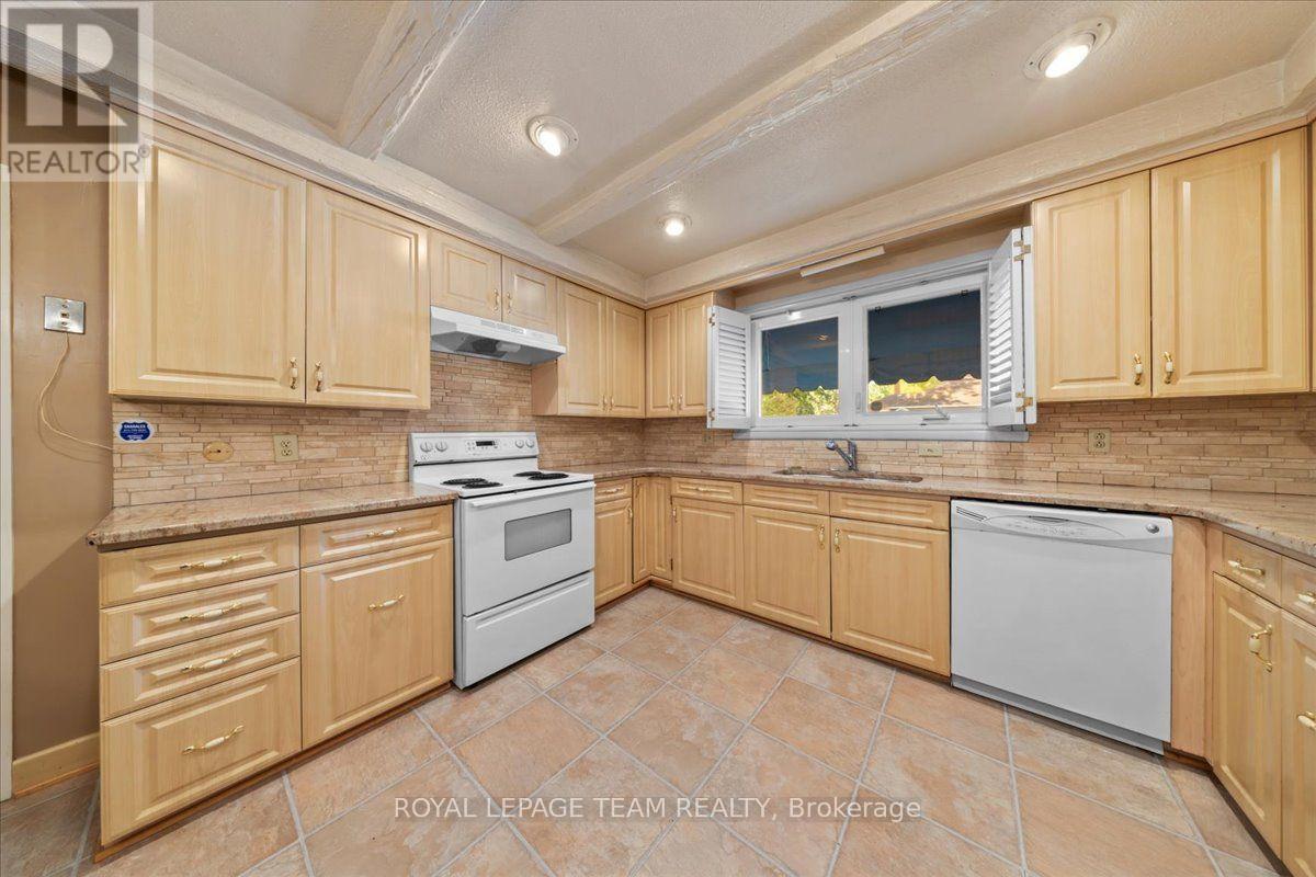 2000 Norway Crescent Property Photo 19
