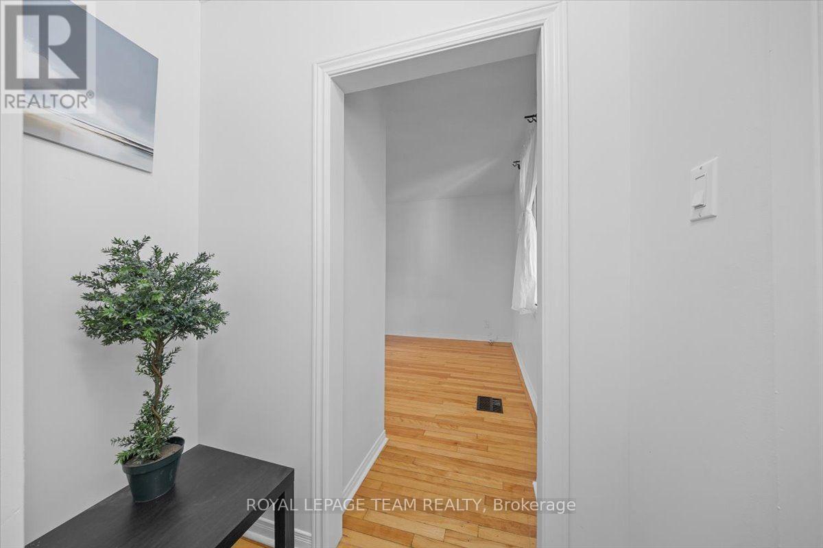 135 Upper Lorne Place Property Photo 4