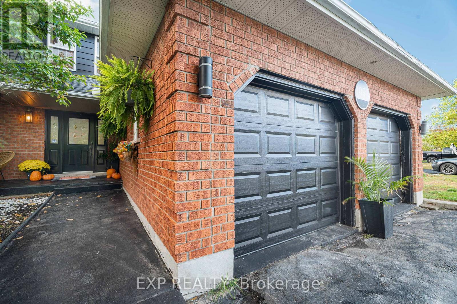 1950 Mapleridge Drive Property Photo 4