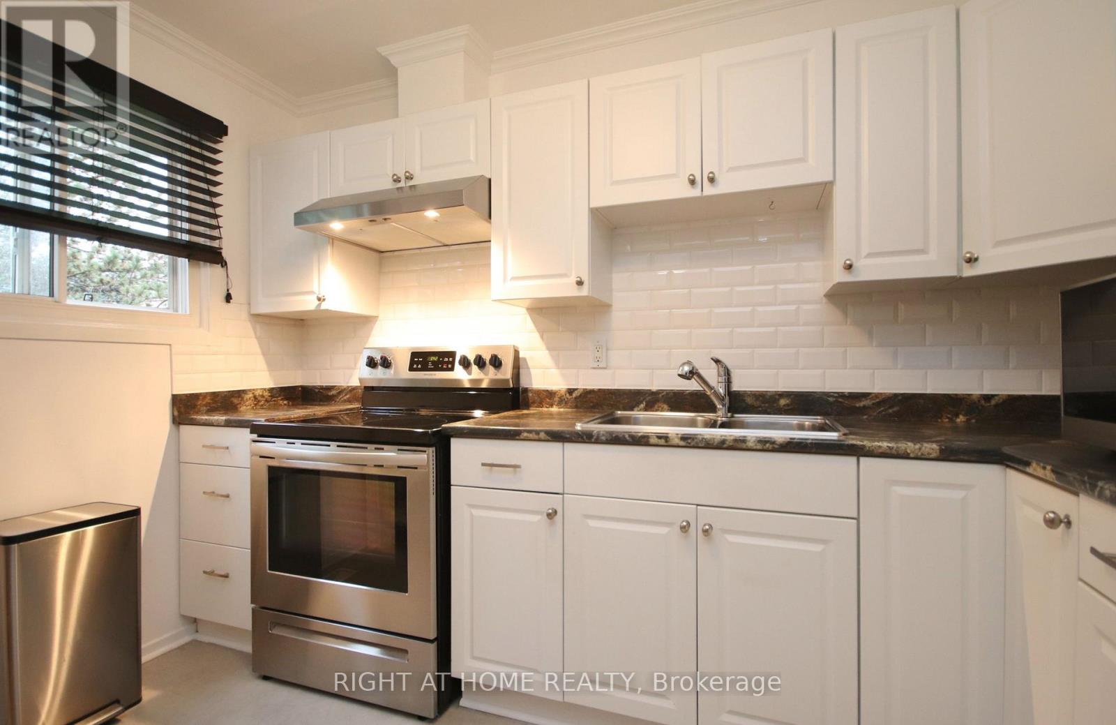 27 - 3250 Uplands Drive Property Photo 11