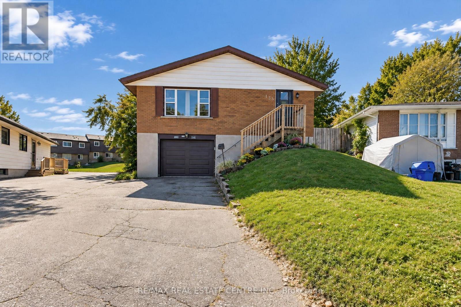 135 Cedarhill Crescent Property Photo 1
