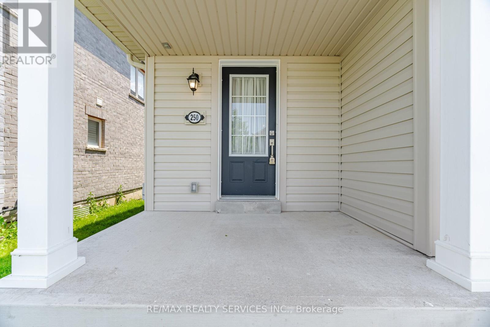 250 Esther Crescent Property Photo 2