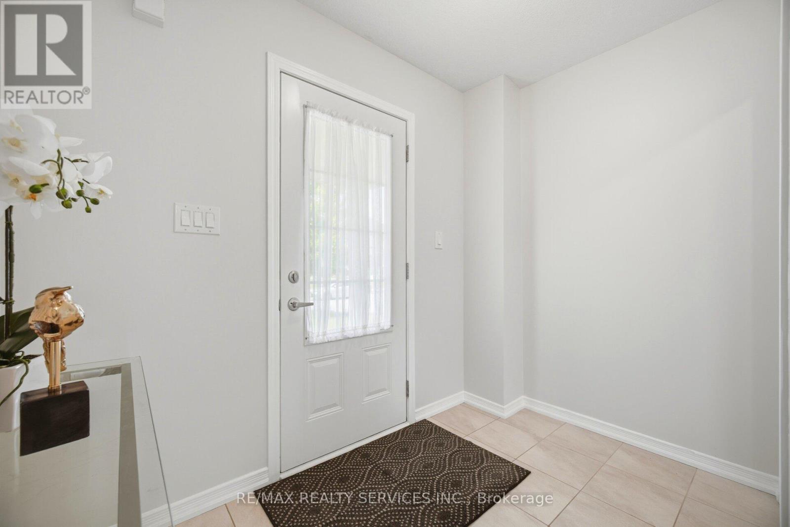 250 Esther Crescent Property Photo 3