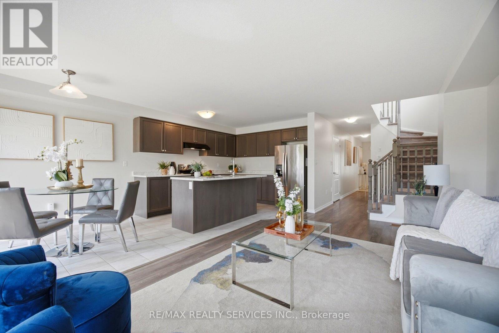 250 Esther Crescent Property Photo 8