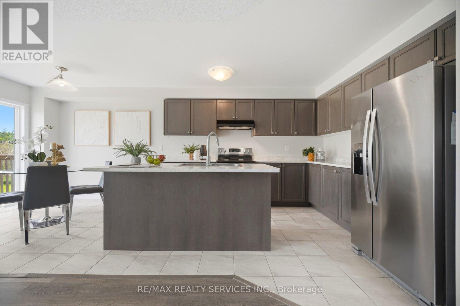 250 Esther Crescent Property Photo 10