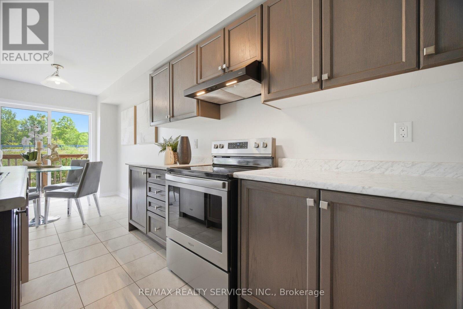 250 Esther Crescent Property Photo 15