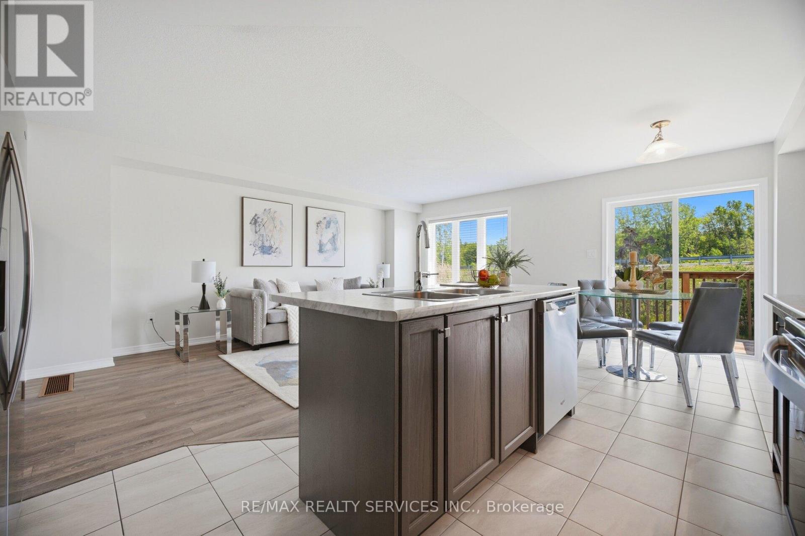 250 Esther Crescent Property Photo 16