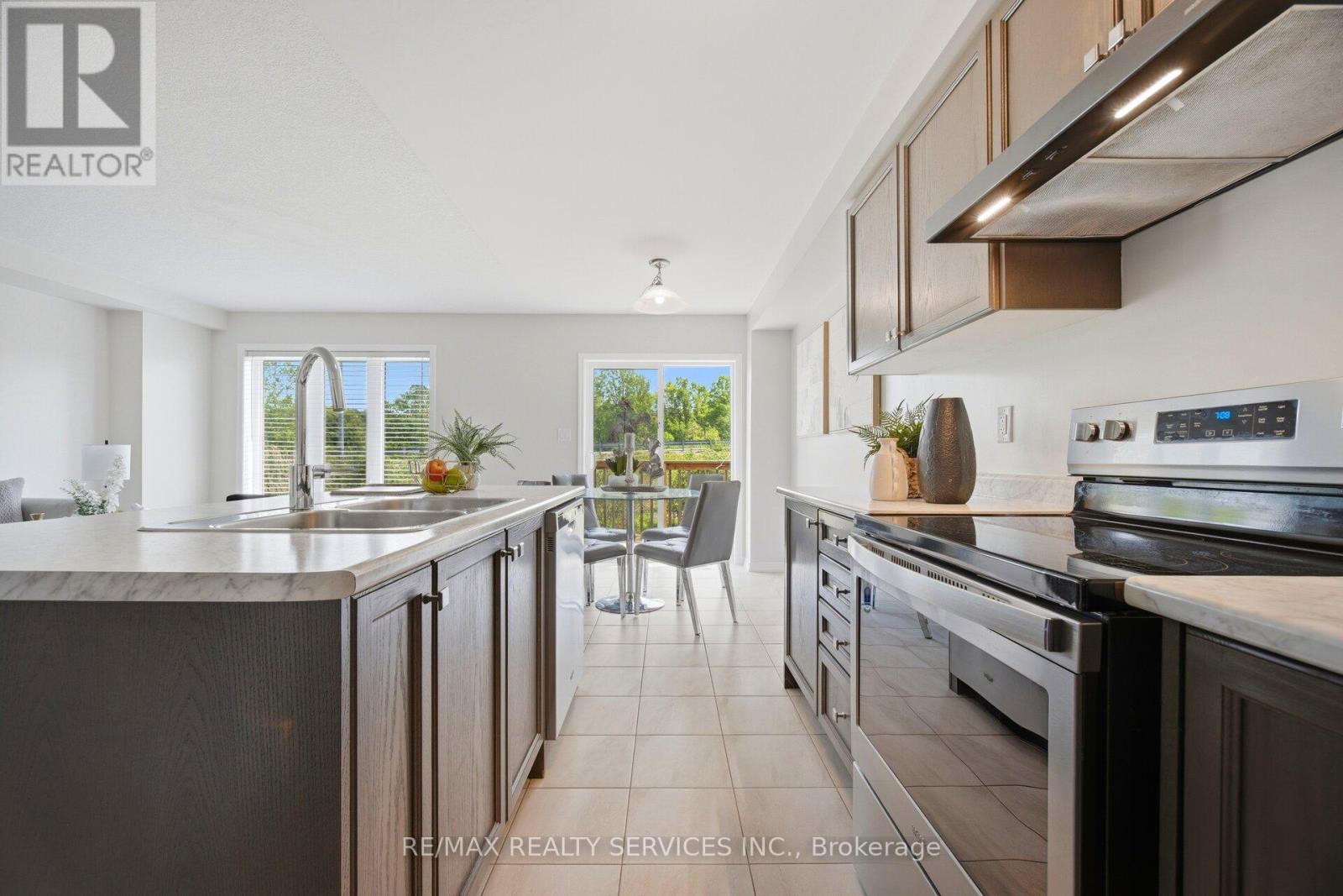 250 Esther Crescent Property Photo 17