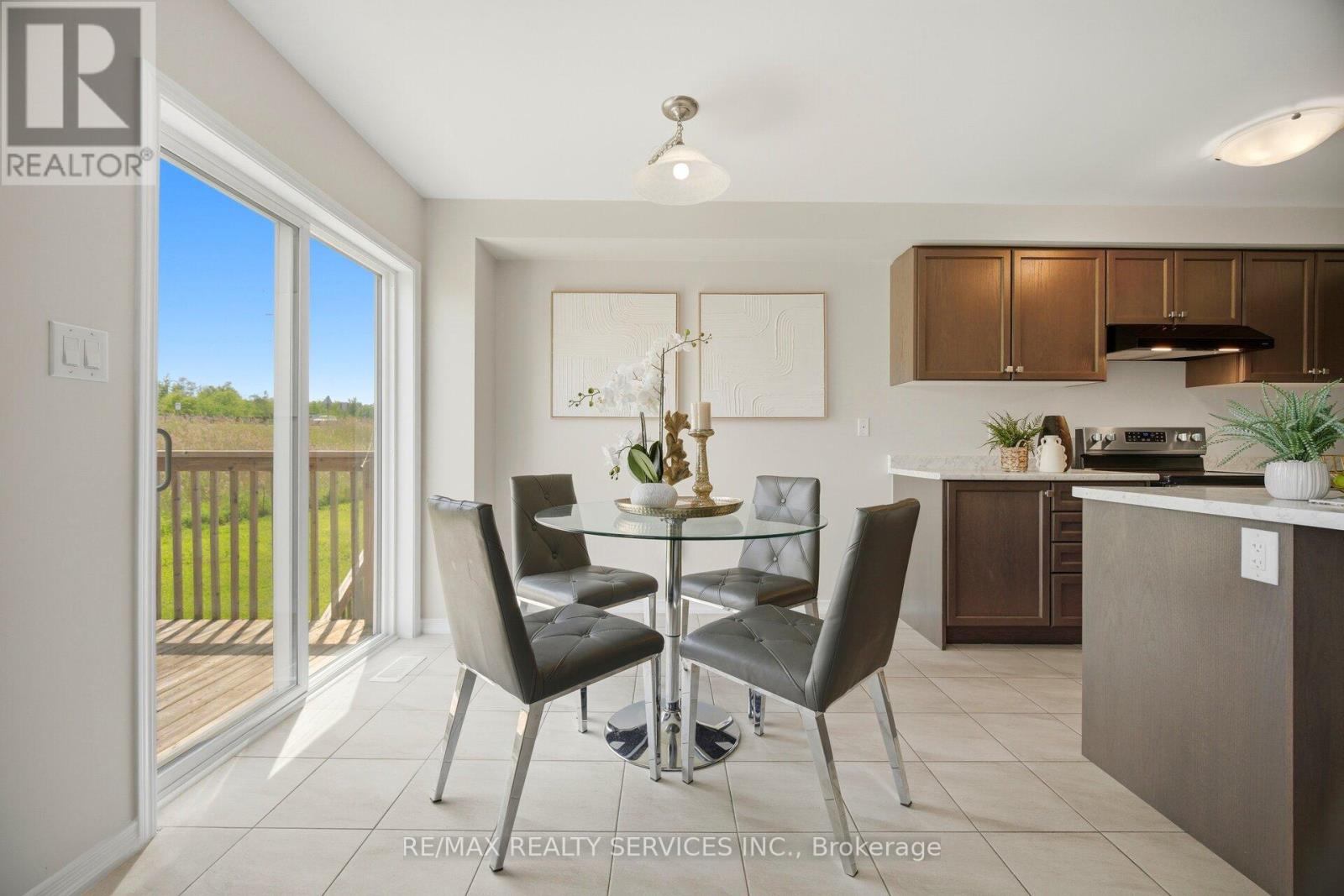 250 Esther Crescent Property Photo 19
