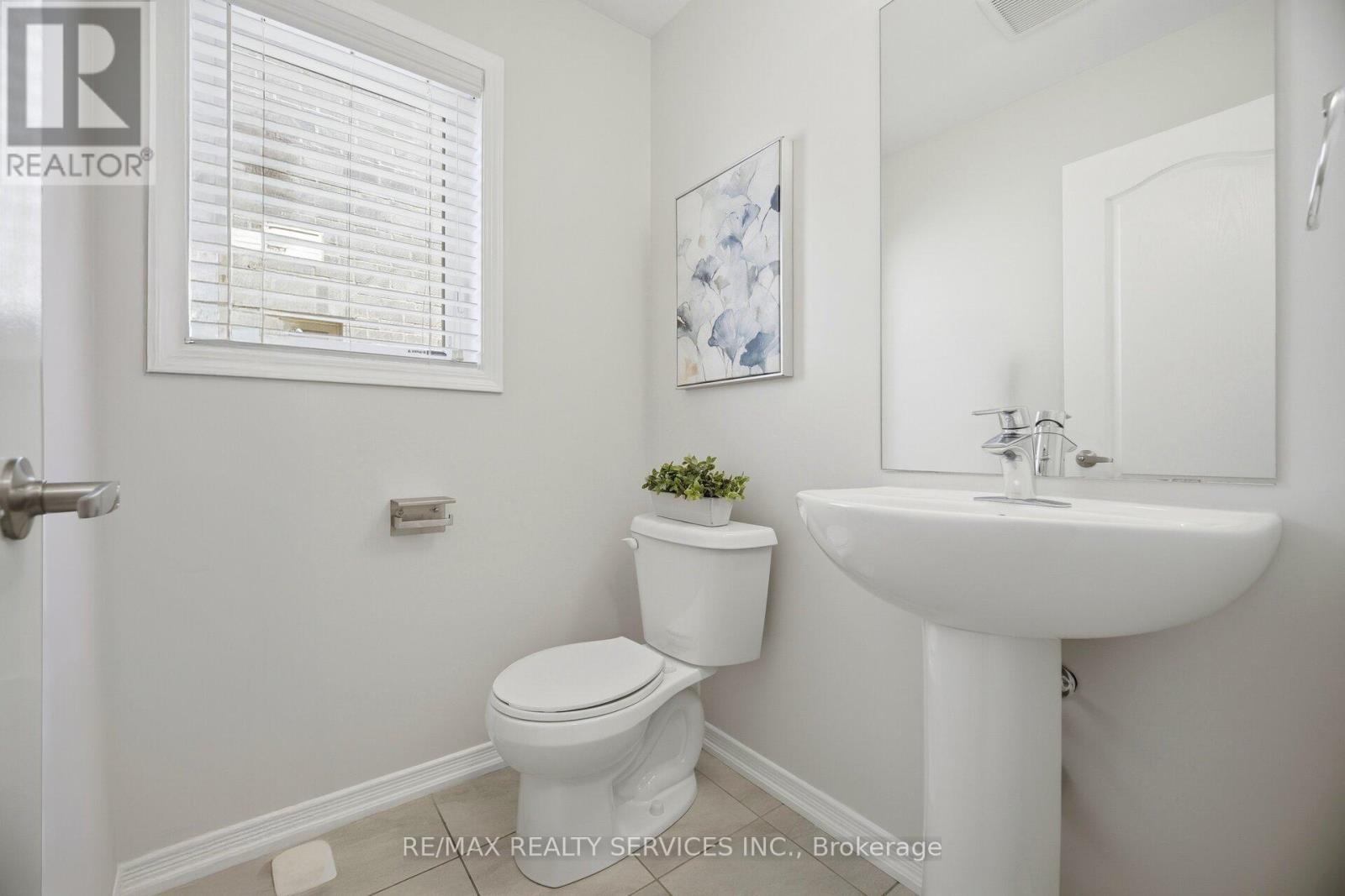 250 Esther Crescent Property Photo 21