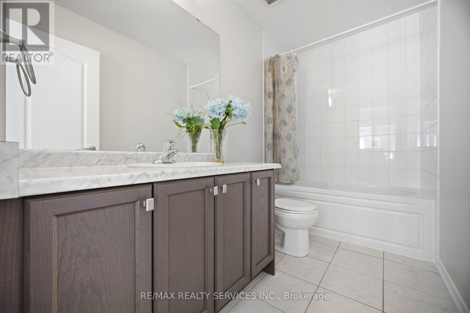 250 Esther Crescent Property Photo 28