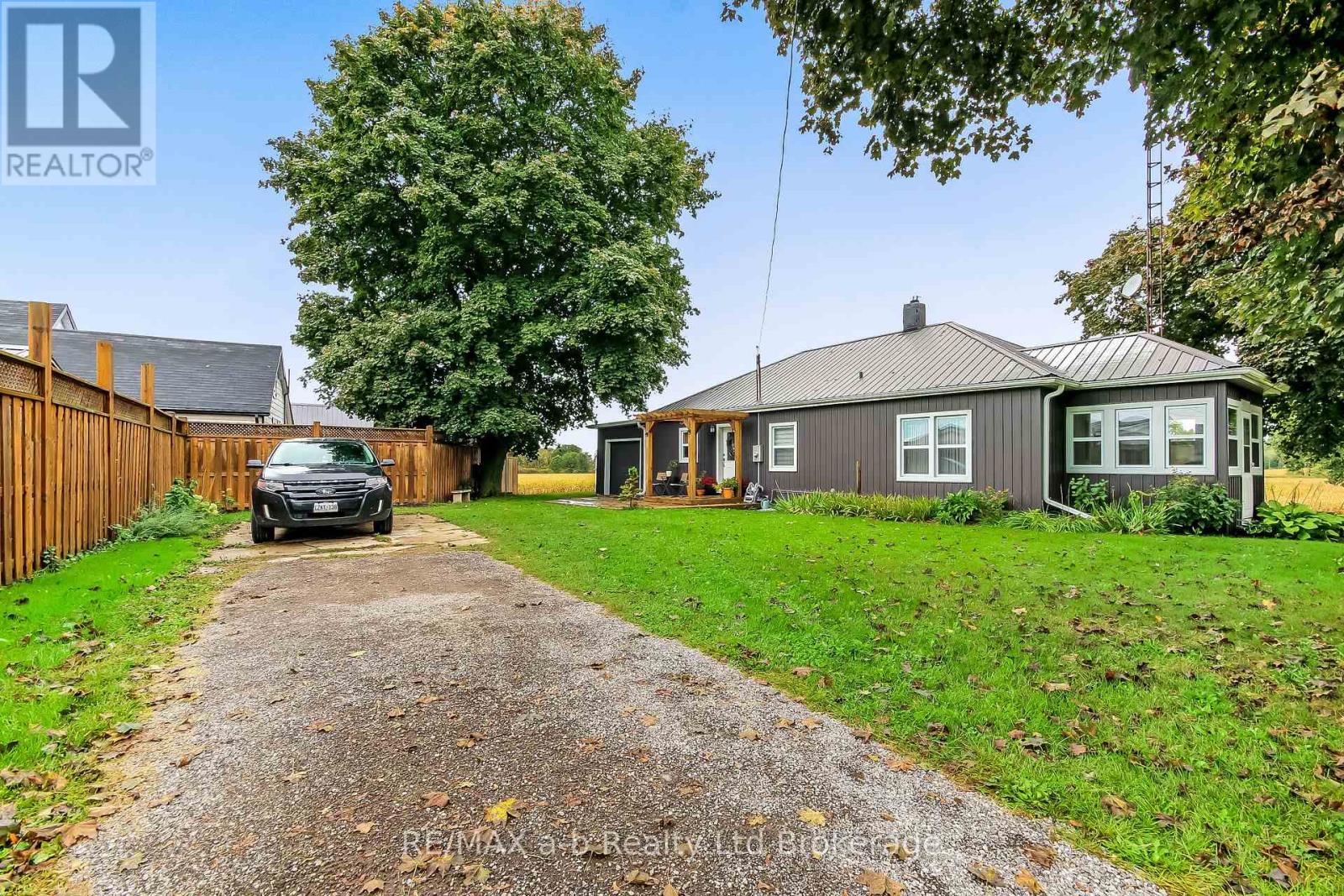 2237 Pinegrove Road Property Photo 2