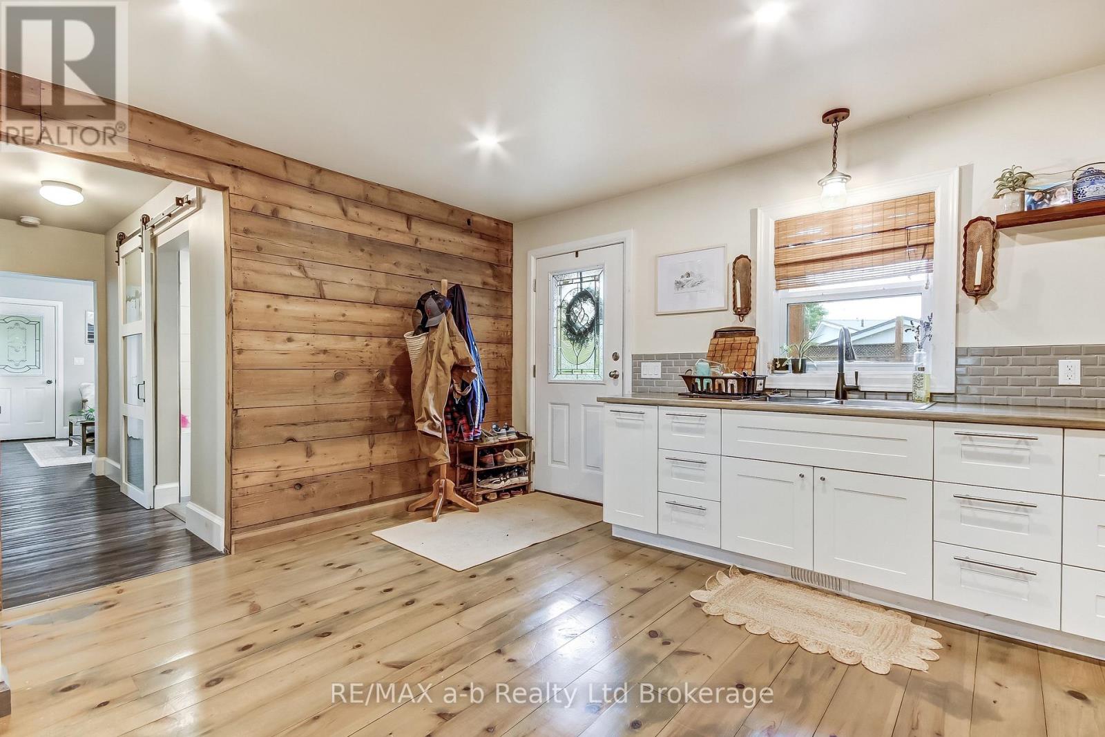 2237 Pinegrove Road Property Photo 8