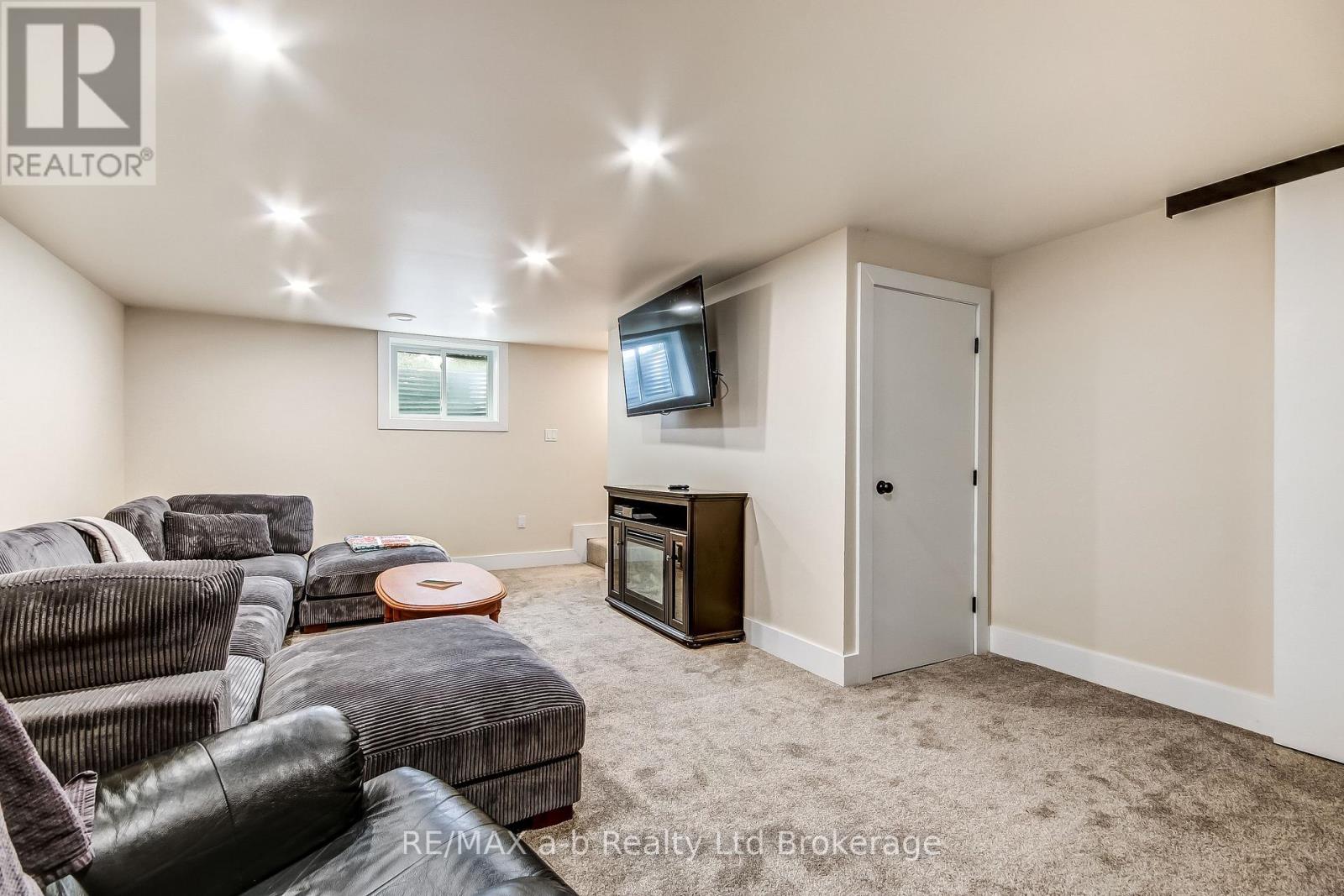 2237 Pinegrove Road Property Photo 18