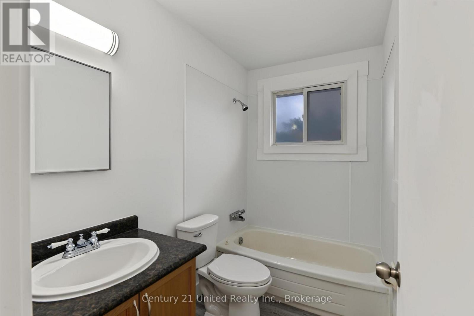 198 Aylmer Street N Property Photo 12