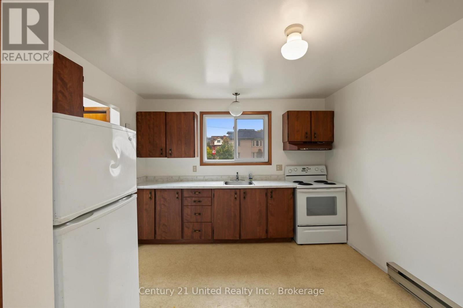 198 Aylmer Street N Property Photo 14
