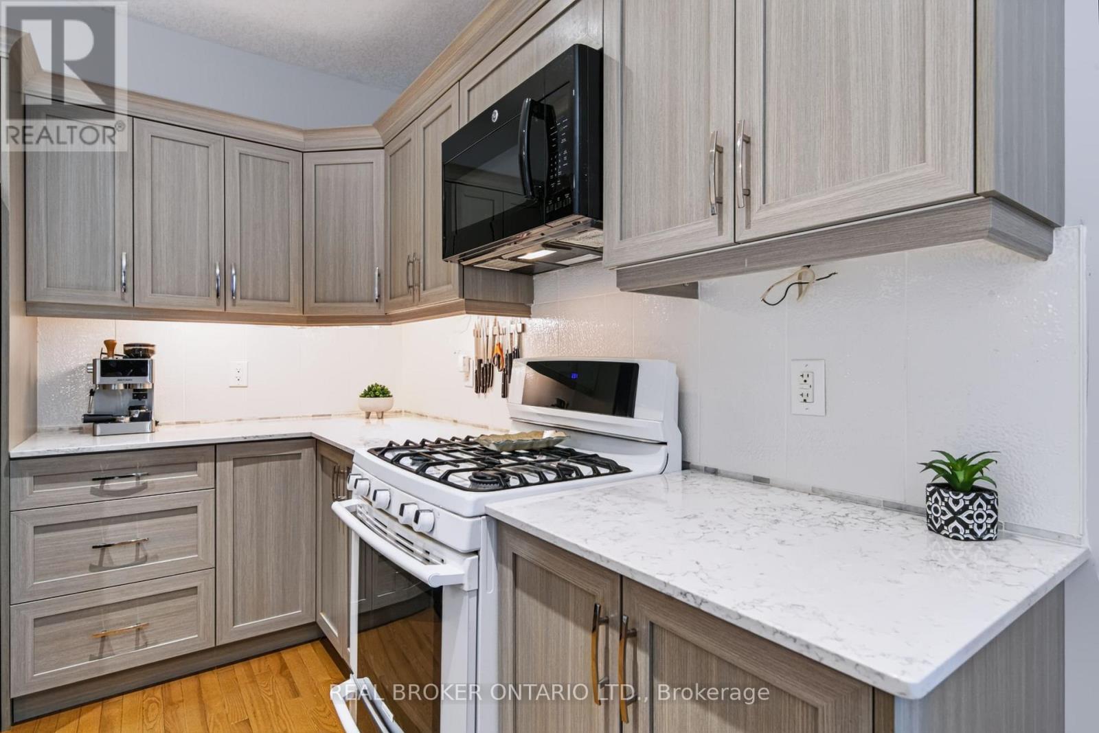 22 - 244 Dundas Street W Property Photo 11
