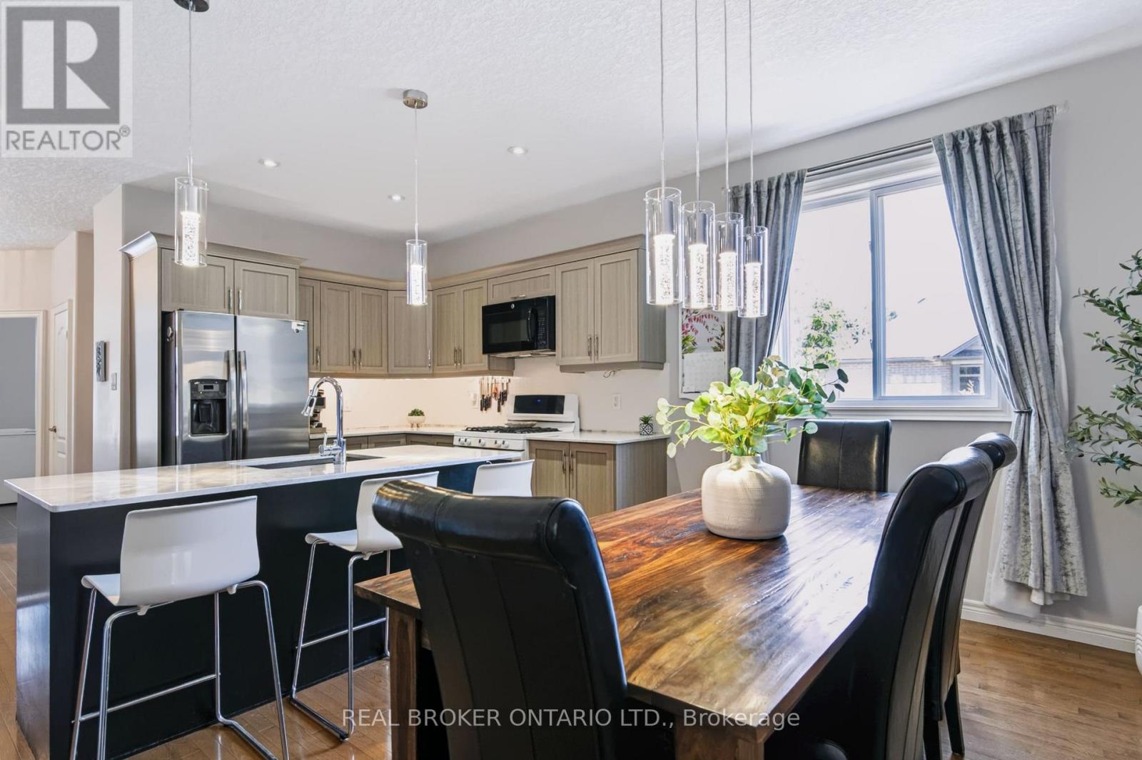 22 - 244 Dundas Street W Property Photo 14