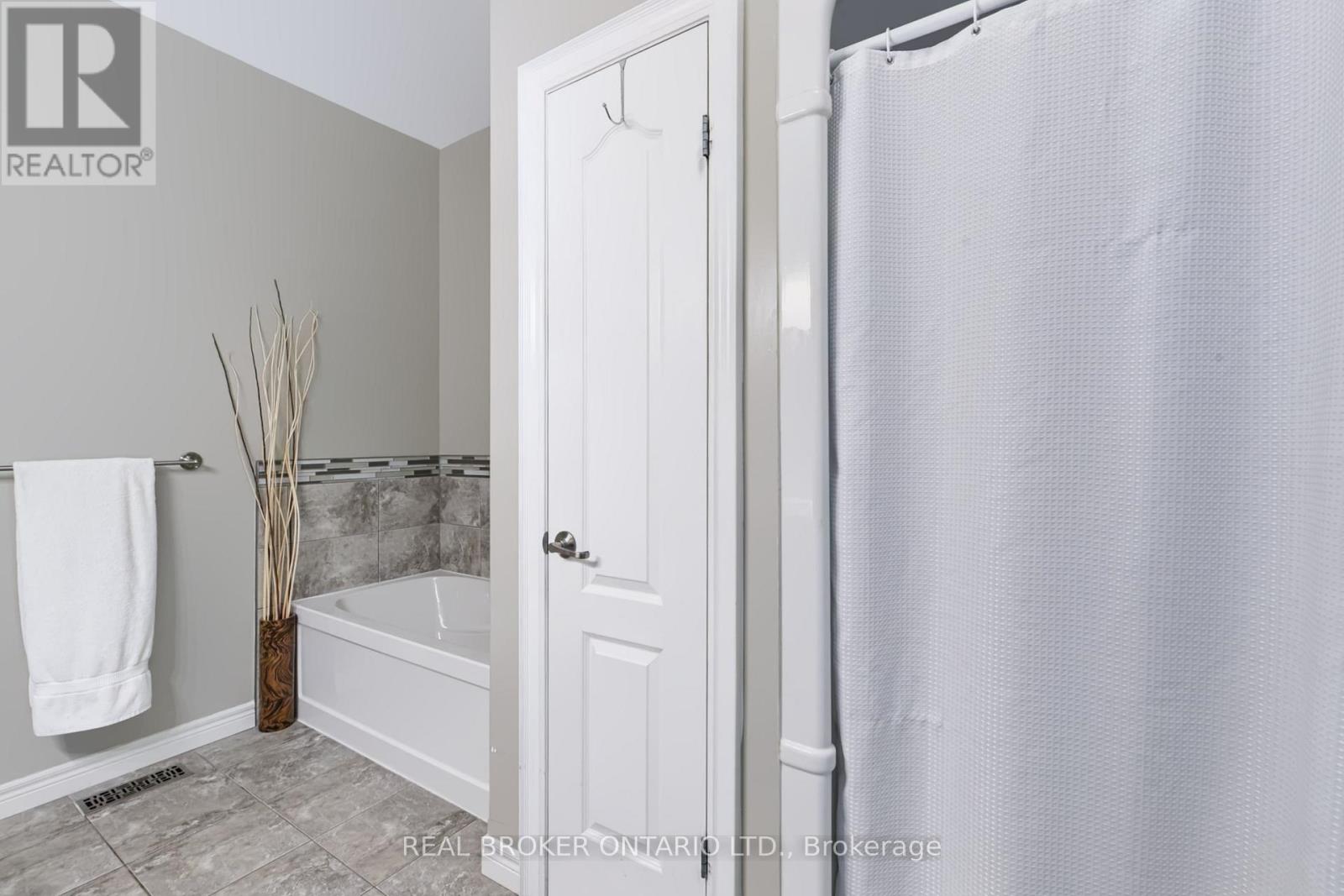 22 - 244 Dundas Street W Property Photo 19