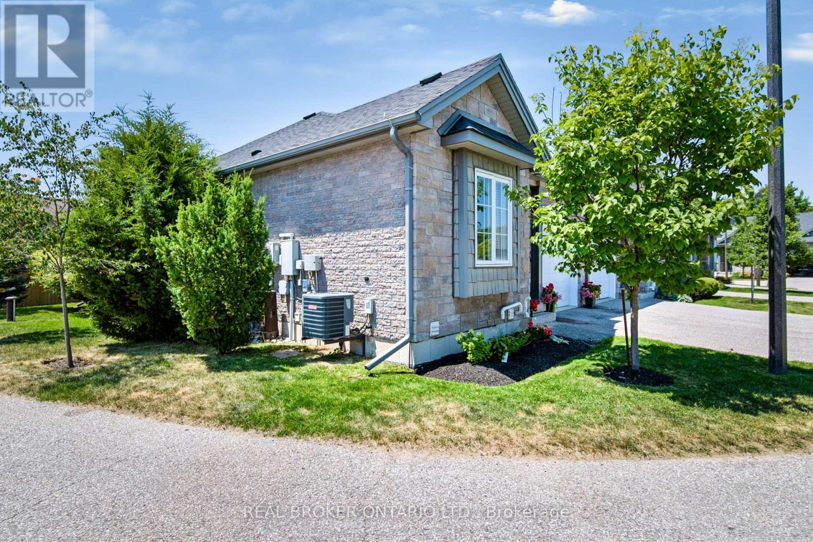 22 - 244 Dundas Street W Property Photo 29