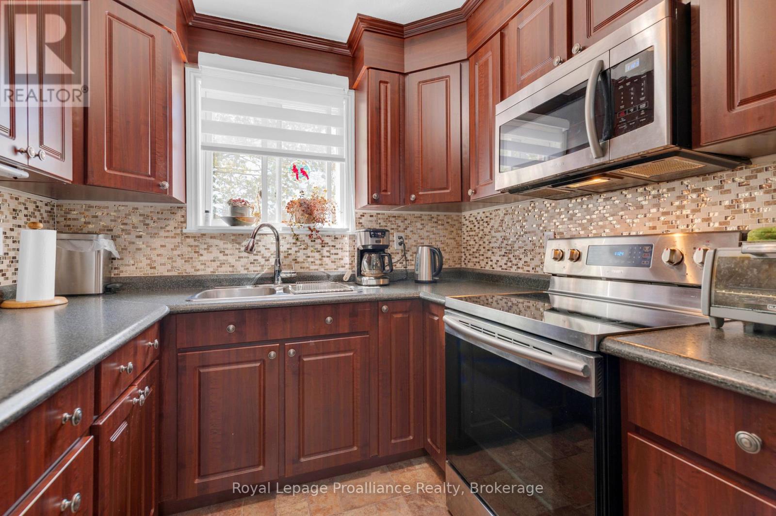 D - 37 Young Street Property Photo 11