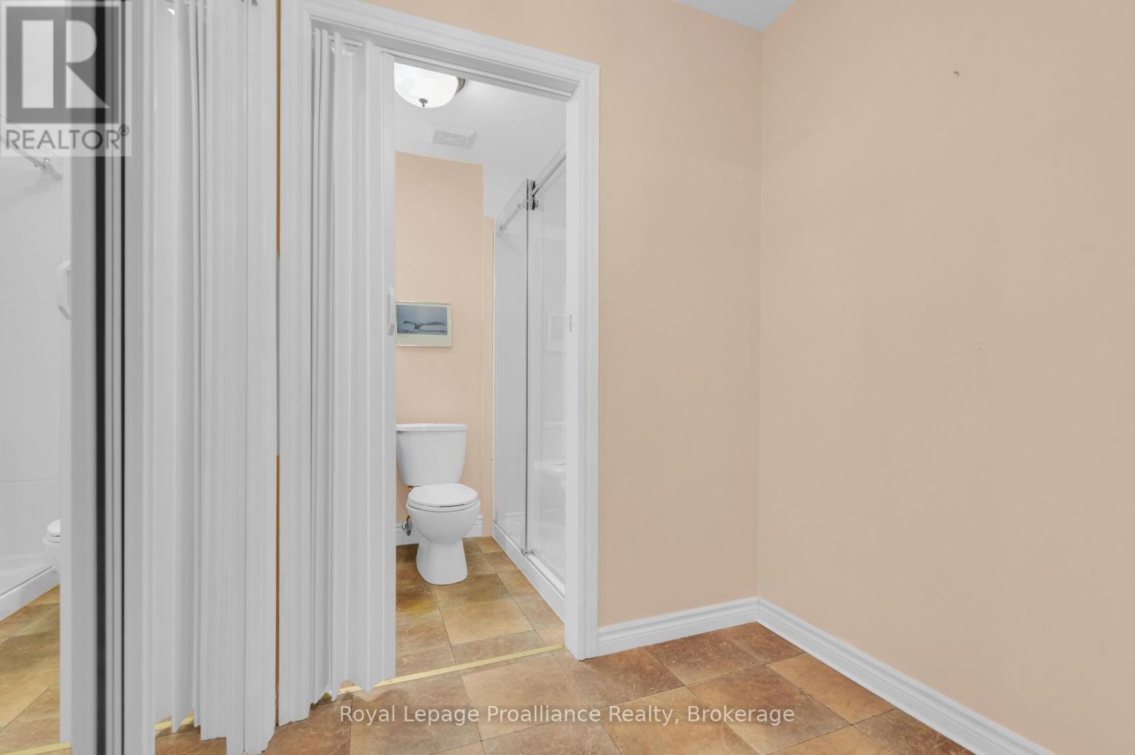D - 37 Young Street Property Photo 23