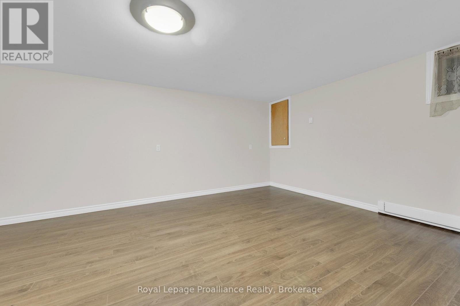 D - 37 Young Street Property Photo 24