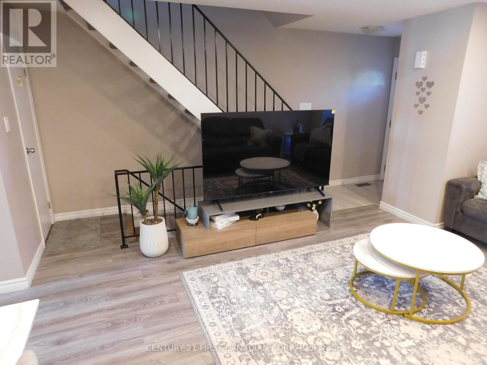 116 - 70 Fiddlers Green Road Property Photo 3