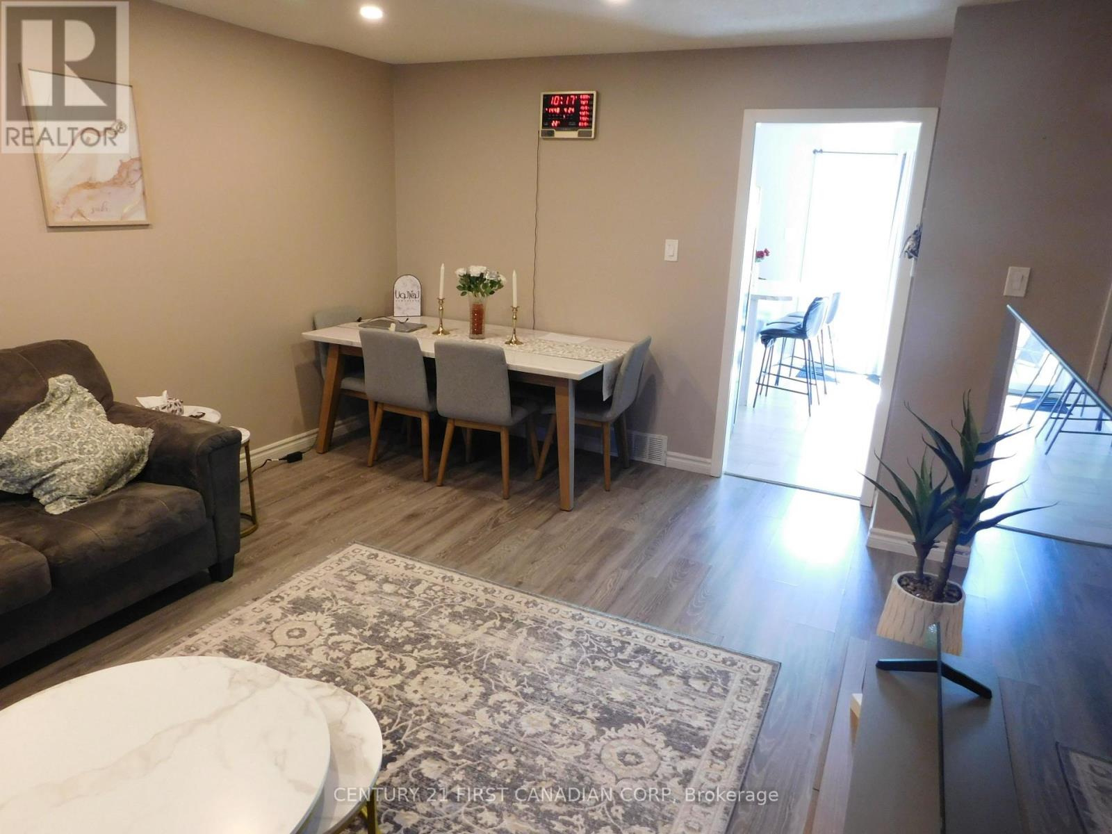 116 - 70 Fiddlers Green Road Property Photo 4